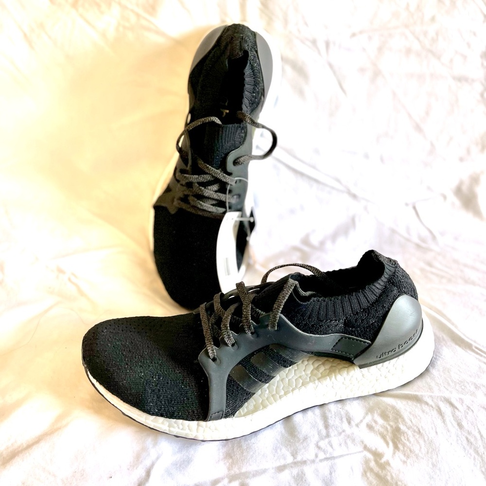 👟♥️NWT adidas Ultra Boost Sneakers; super cute in Black and White
